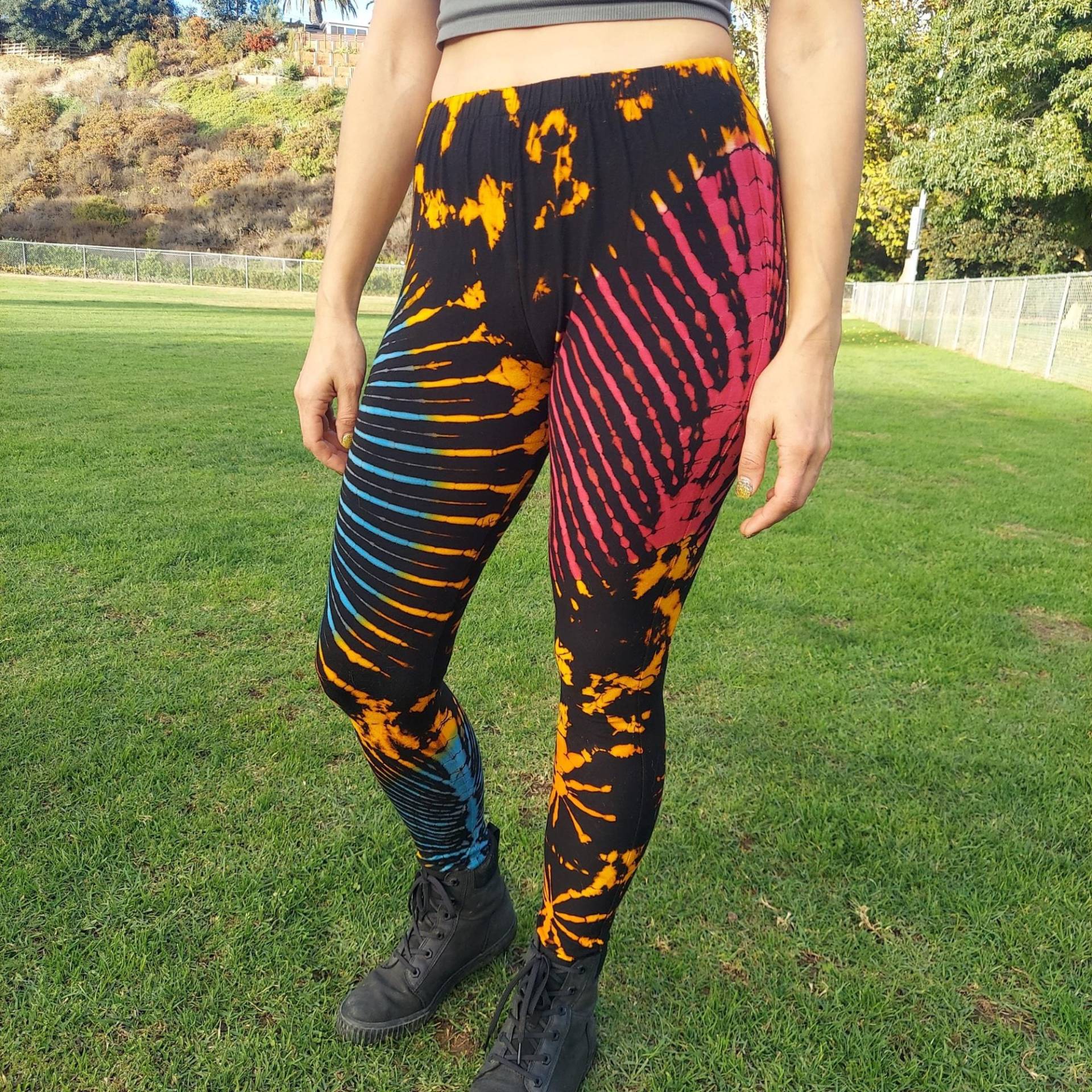 Weiche Leggings, Hippie Hose, Tie Dye Mode, Boho Kleidung, Bequeme Unterseite, Lounge Wear von HighThai