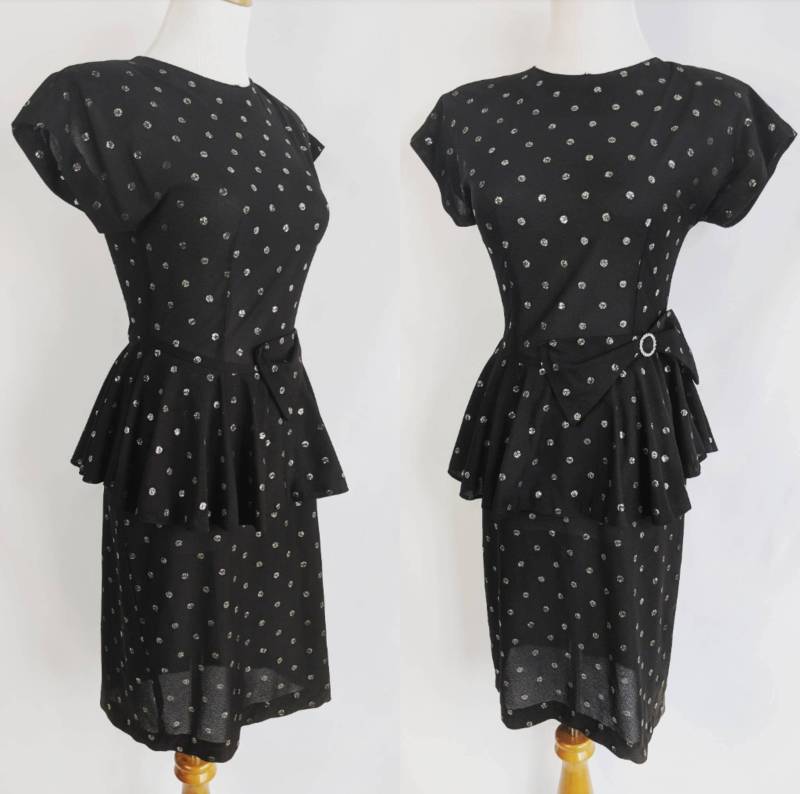 Clearance Flirty Vintage Schwarzes Schößchen Kleid Mit Silber Glitzer Polkadots Clearance Flirty Vintage Schwarzes Schößchen Kleid Mit Silber Glitzer Polkadots von HighVoltageVintagers