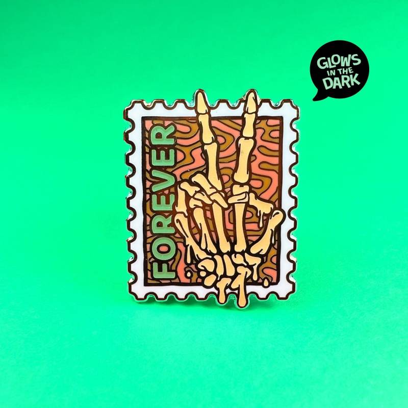 Peace Stamp Pin | Glow in The Dark - [ Peace Symbol, Hippie Pins, Zeichen Hand, Skelett Hut Pin, Enamel Unity, Equality Pin] von HigherBlend