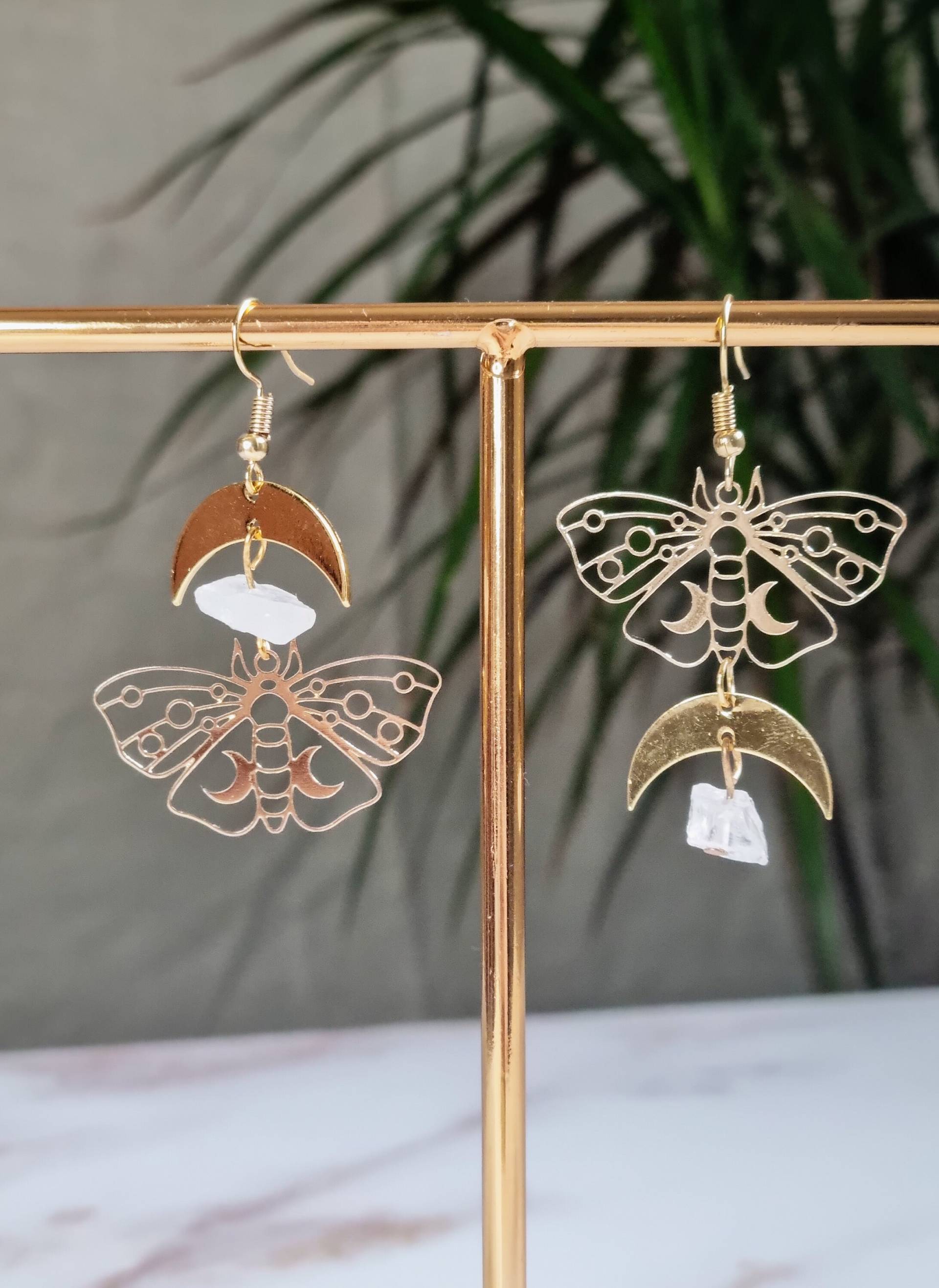 Filigrane Quarz Schmetterlingsohrringe Mit Mond | Hängeohrringe Witchy Goa Boho Filigrane Quarz Schmetterlingsohrringe Mit Mond | Hängeohrringe Witchy Goa Boho von HigherFrequencyDE