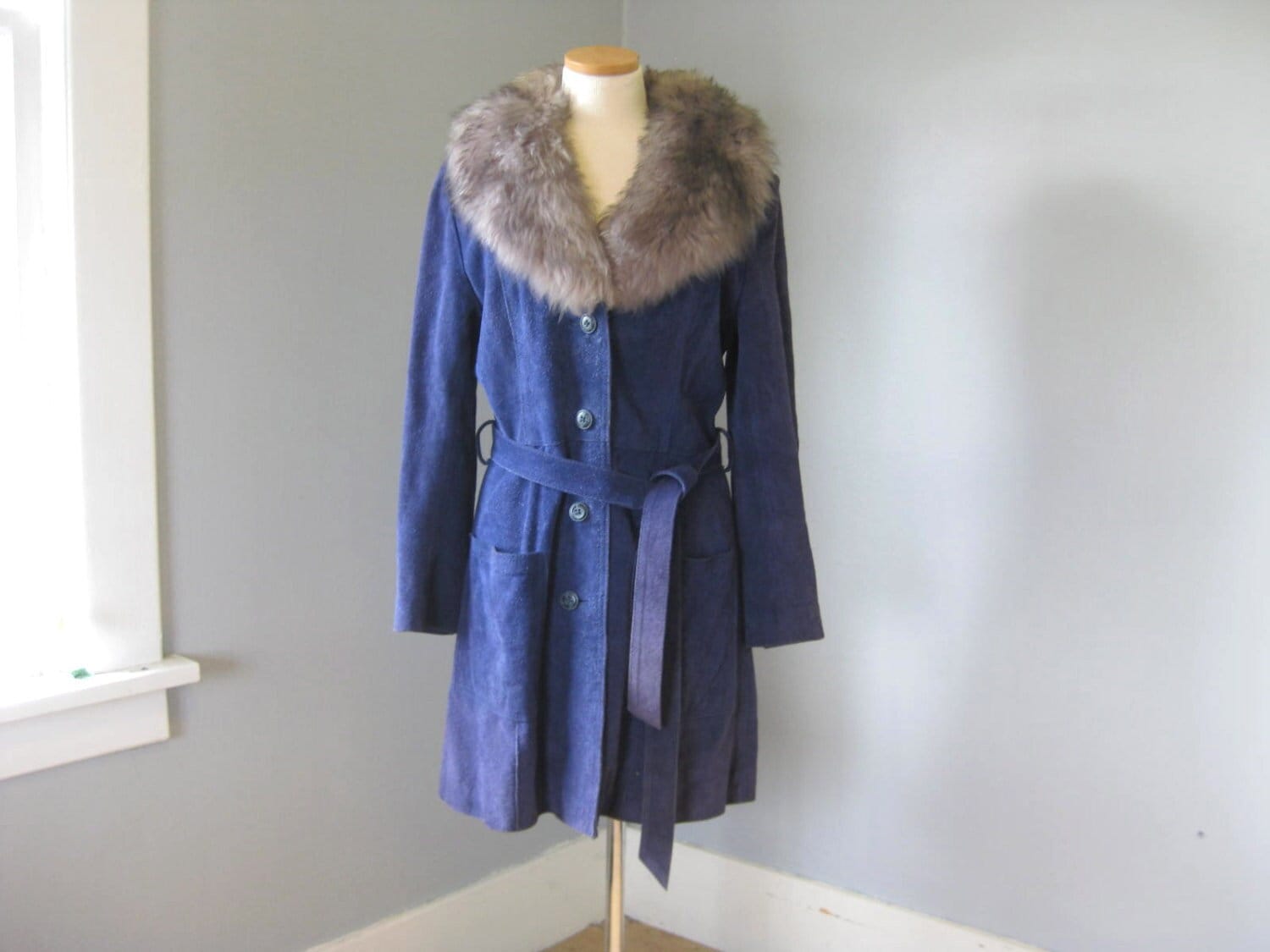 1970Er Jahre Vintage Königsblauer Wildleder Und Grauer Lammfell Wintermantel Penny Lane Mantel 1970Er Jahre Vintage Königsblauer Wildleder Und Grauer Lammfell Wintermantel Penny Lane Mantel von HighwayStarVintage