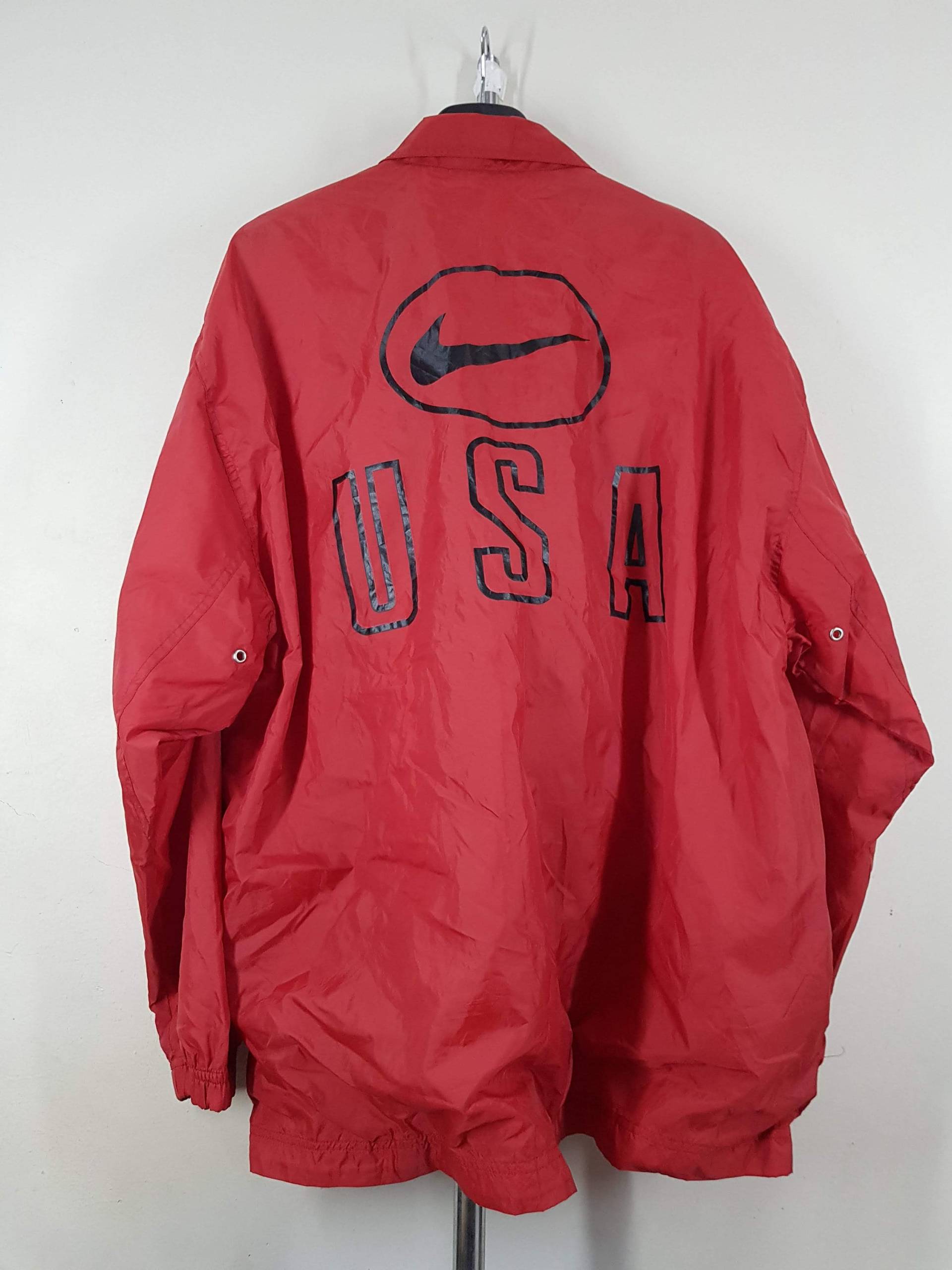 Vintage 90Er Jahre Nike Usa Windbreaker Rot Big Swoosh Zip Size Large von HijrahVintage