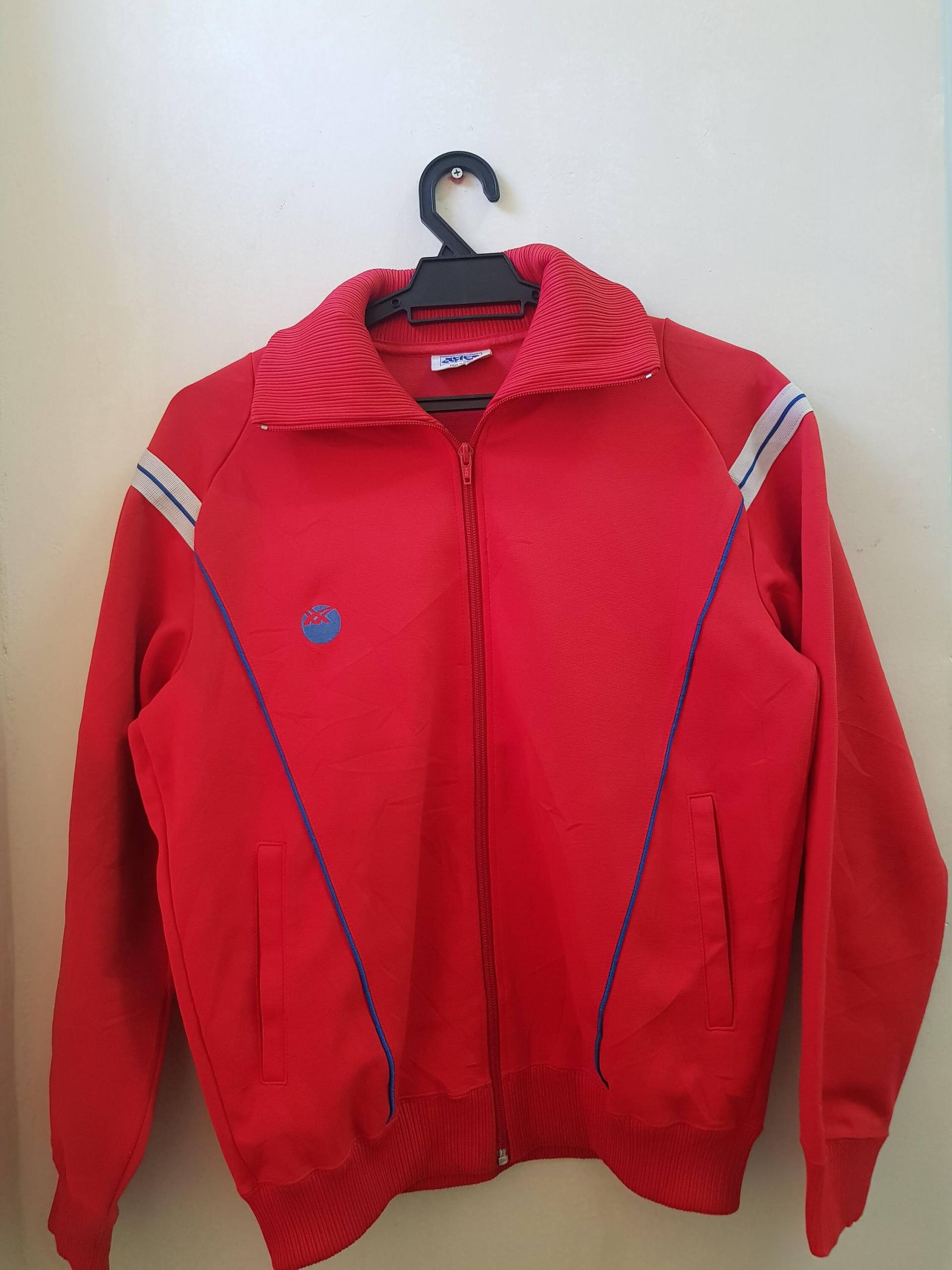 Vintage Asics Blockflöte Rote Trainingsjacke Made in Japan Größe Medium von HijrahVintage