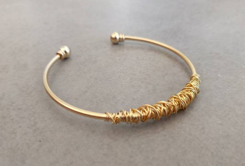 Gold Draht Armband, Stapeln Armreif, String Manschette, Dünne Hochzeitsschmuck, Brautjungfer Armband Geschenk von HilaAssaJewelry