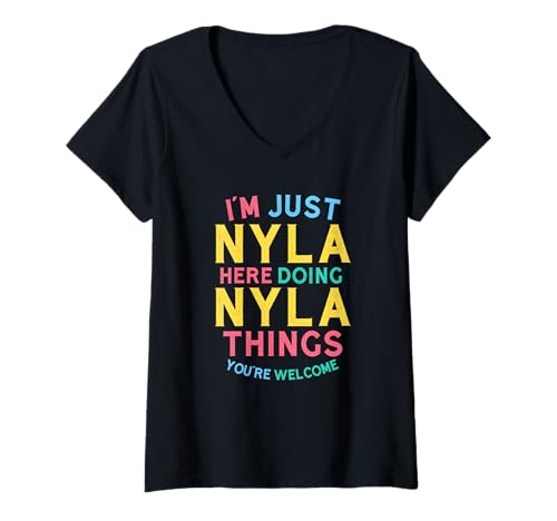 Damen Nyla Macht Hier Nyla-Dinge Lustiger Nyla Name T-Shirt mit V-Ausschnitt Damen Nyla Macht Hier Nyla-Dinge Lustiger Nyla Name T-Shirt mit V-Ausschnitt von Hilarious Nyla Girl Name Stuff Corner