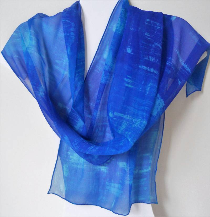 Ein Weicher, Leichter Seiden-Chiffon-Schal, Der Von Hand in Einem Abstrakten Design Blau - Und Türkistönen Bemalt Wurde Ein Weicher, Leichter Seiden-Chiffon-Schal, Der Von Hand in Einem Abstrakten Design Blau - Und Türkistönen Bemalt Wurde von Hilaryjanedesign