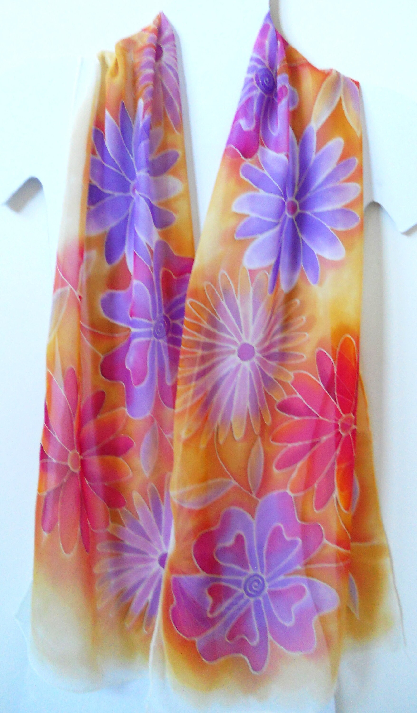 Handbemalter Seiden-Chiffon-Schal Mit Einem Floralen Design in Gelbtönen Blumen Blau, Lila Und Rot. Ooak Geschenk Für Sie Handbemalter Seiden-Chiffon-Schal Mit Einem Floralen Design in Gelbtönen Blumen Blau, Lila Und Rot. Ooak Geschenk Für Sie von Hilaryjanedesign