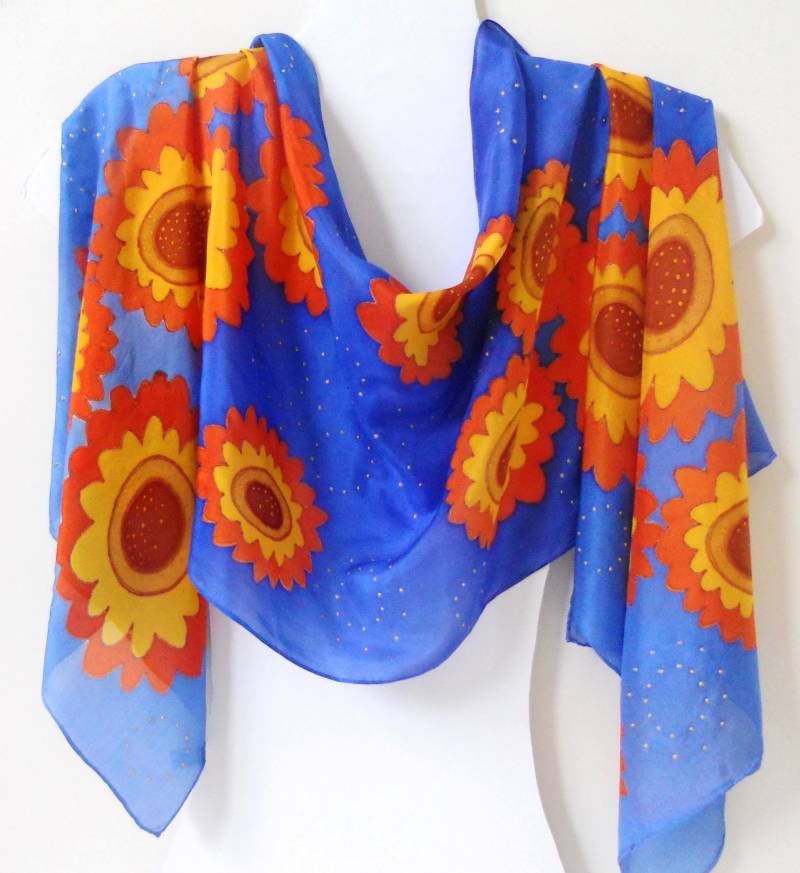 Handbemalter Seidenschal Mit Leuchtend Gelben Und Orangen Blumen Auf Blauem Hintergrund Goldenen Details Ooak Geschenk Für Ihr Geburtstagsgeschenk Handbemalter Seidenschal Mit Leuchtend Gelben Und Orangen Blumen Auf Blauem Hintergrund Goldenen Details Ooak Geschenk Für Ihr Geburtstagsgeschenk von Hilaryjanedesign