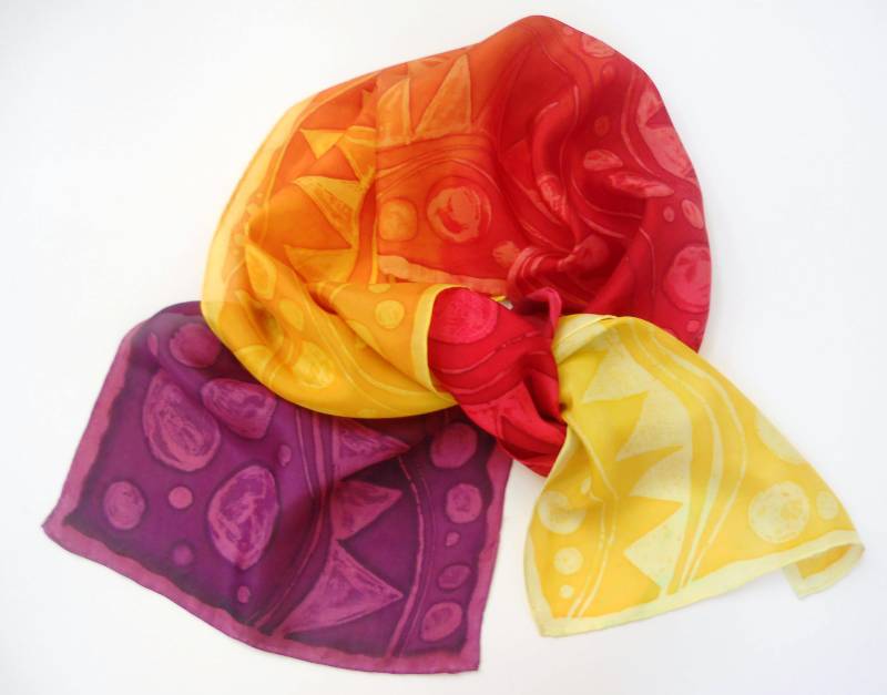 Handbemaltes Seidentuch Mit Afrikanisch Anmutenden Design in Leuchtenden Gelb-, Rot - Und Lilatönen. Ooak Geschenk Für Ihr Weihnachtsgeschenk Handbemaltes Seidentuch Mit Afrikanisch Anmutenden Design in Leuchtenden Gelb-, Rot - Und Lilatönen. Ooak Geschenk Für Ihr Weihnachtsgeschenk von Hilaryjanedesign