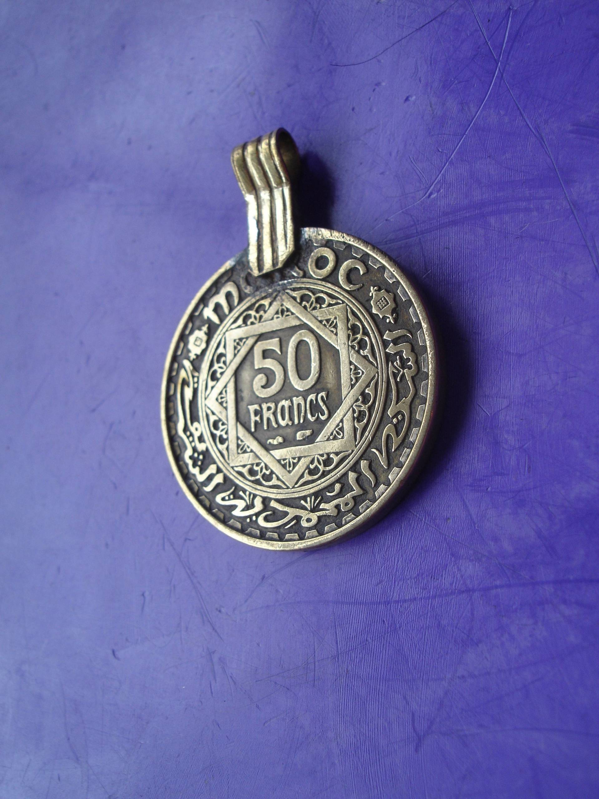 Messing Goldfarbener Münzanhänger Mit Öse - Sonstiges Messing Goldfarbener Münzanhänger Mit Öse - Sonstiges von HilarysBazaar