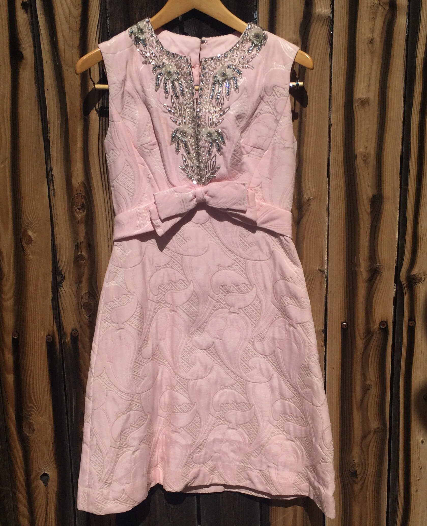 Atemberaubende Rosa, Perlen, Brokat-Cocktail-Kleid Atemberaubende Rosa, Perlen, Brokat-Cocktail-Kleid von HildegaardOfTheNorth