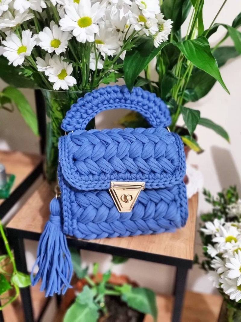 Gehäkelte Umhängetasche Indigo Gestrickte Designer Tasche Mit Quaste von HilenisDesign
