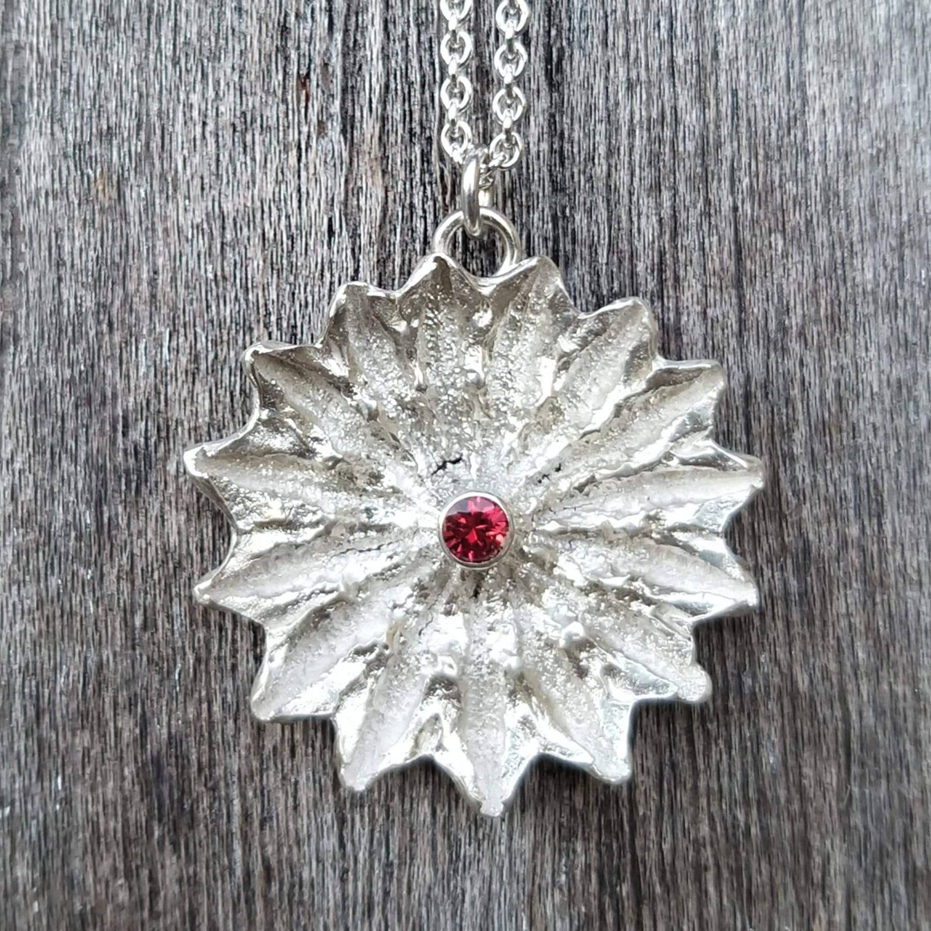 Anhänger/Kette "Mohnkapsel" Silber Und Roter Saphir von HilkkaSejaSchmuck