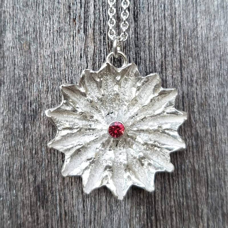 Anhänger/Kette "Mohnkapsel" Silber Und Roter Saphir von HilkkaSejaSchmuck