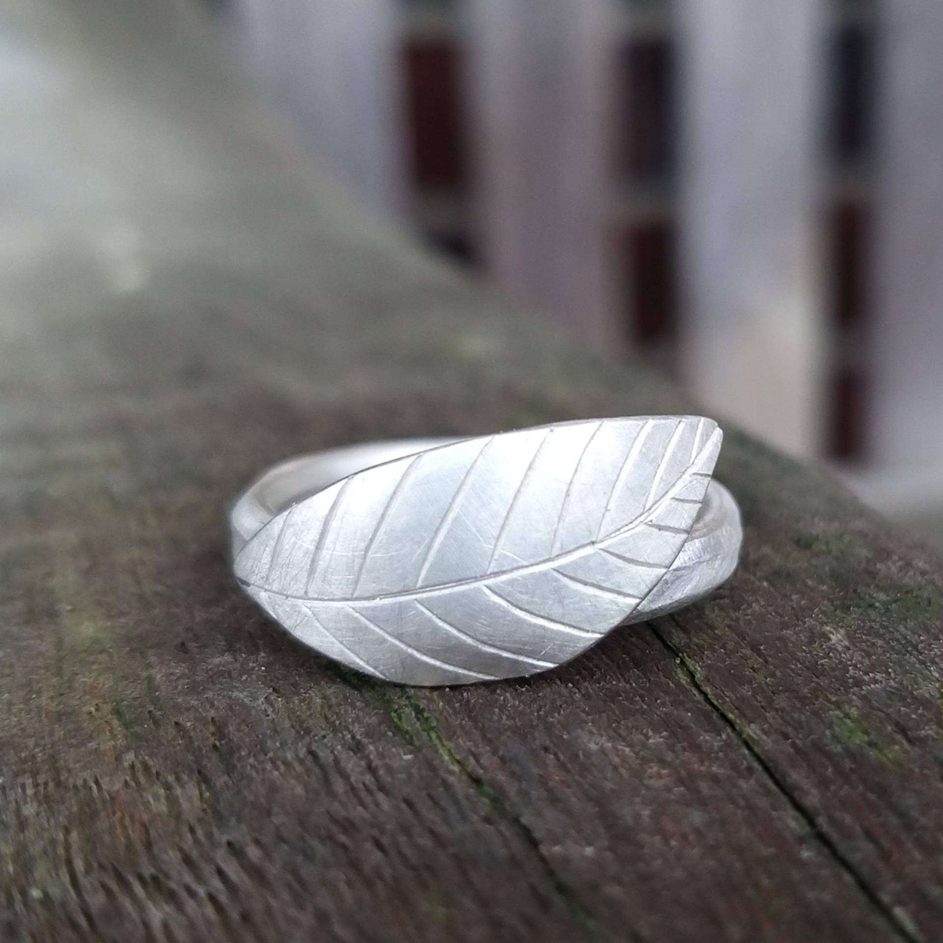 Blatt-Ring 2 - Kleines Blatt Auf Strukturierter Ringschiene Unikat, Einzelstück, Statement Ring Silber von HilkkaSejaSchmuck