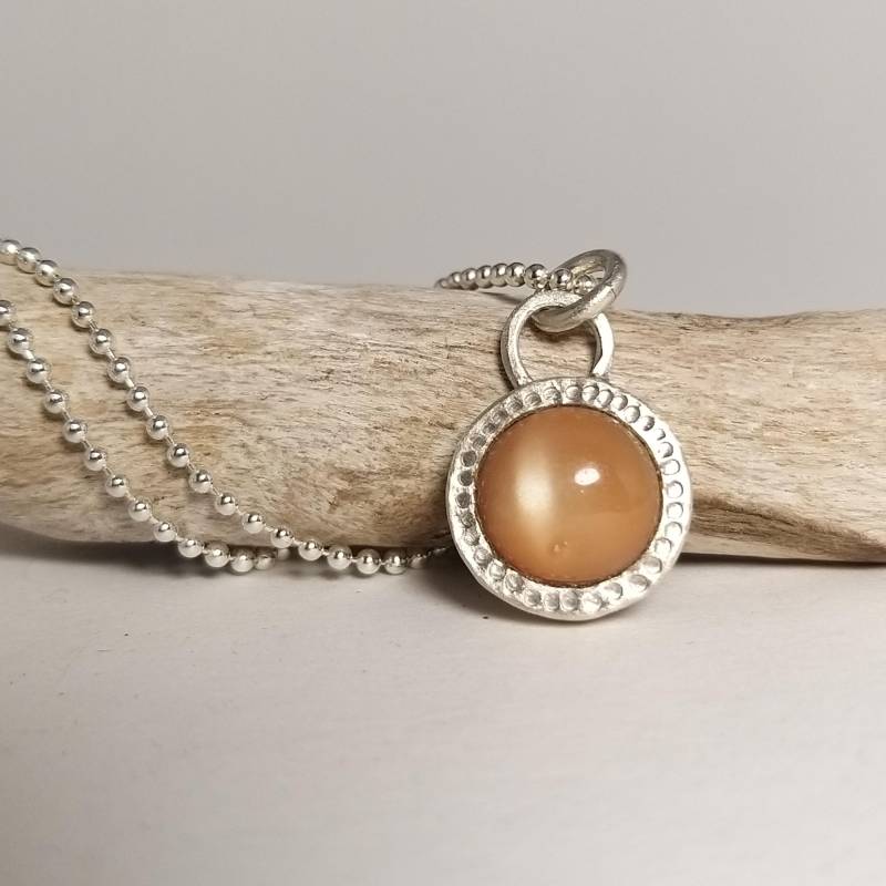 Einzelstück - Lachsfarbener Mondstein Anhänger Rund von HilkkaSejaSchmuck