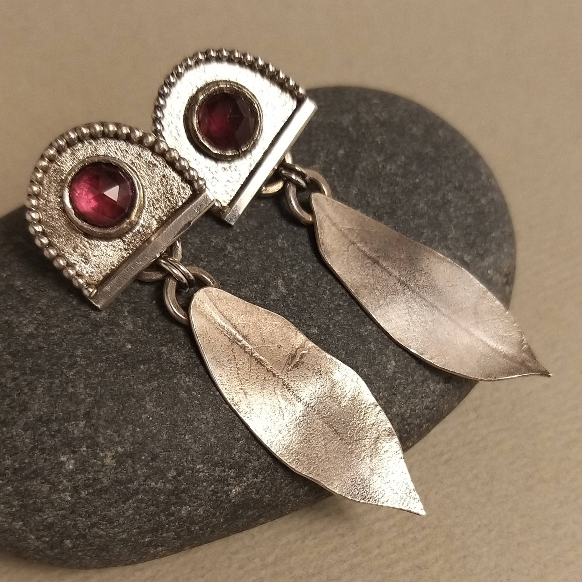 Silber Granat Ohrhänger Mit Blatt - Handgearbeitet Unikat von HilkkaSejaSchmuck