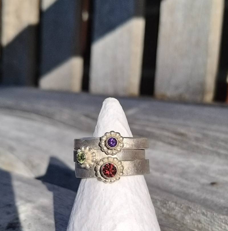 Silberringe Mit Peridot | Grün, Amnethyst | Lila Oder Rhodolit | Rot - Einzelstücke von HilkkaSejaSchmuck
