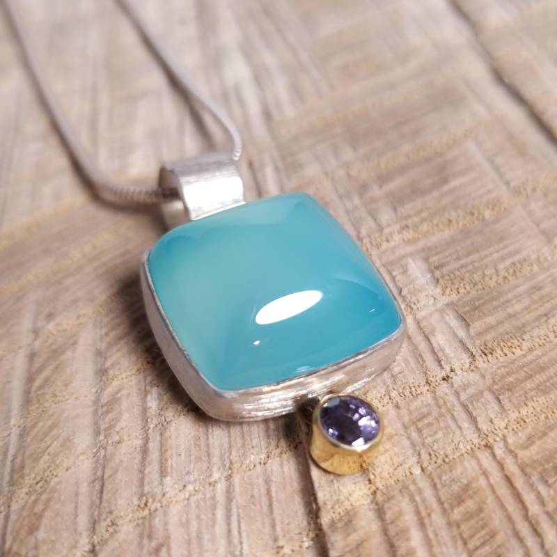 Türkisblauer Chalcedon Sea Blue - Anhänger Mit Spinell in Gold Und Silber von HilkkaSejaSchmuck