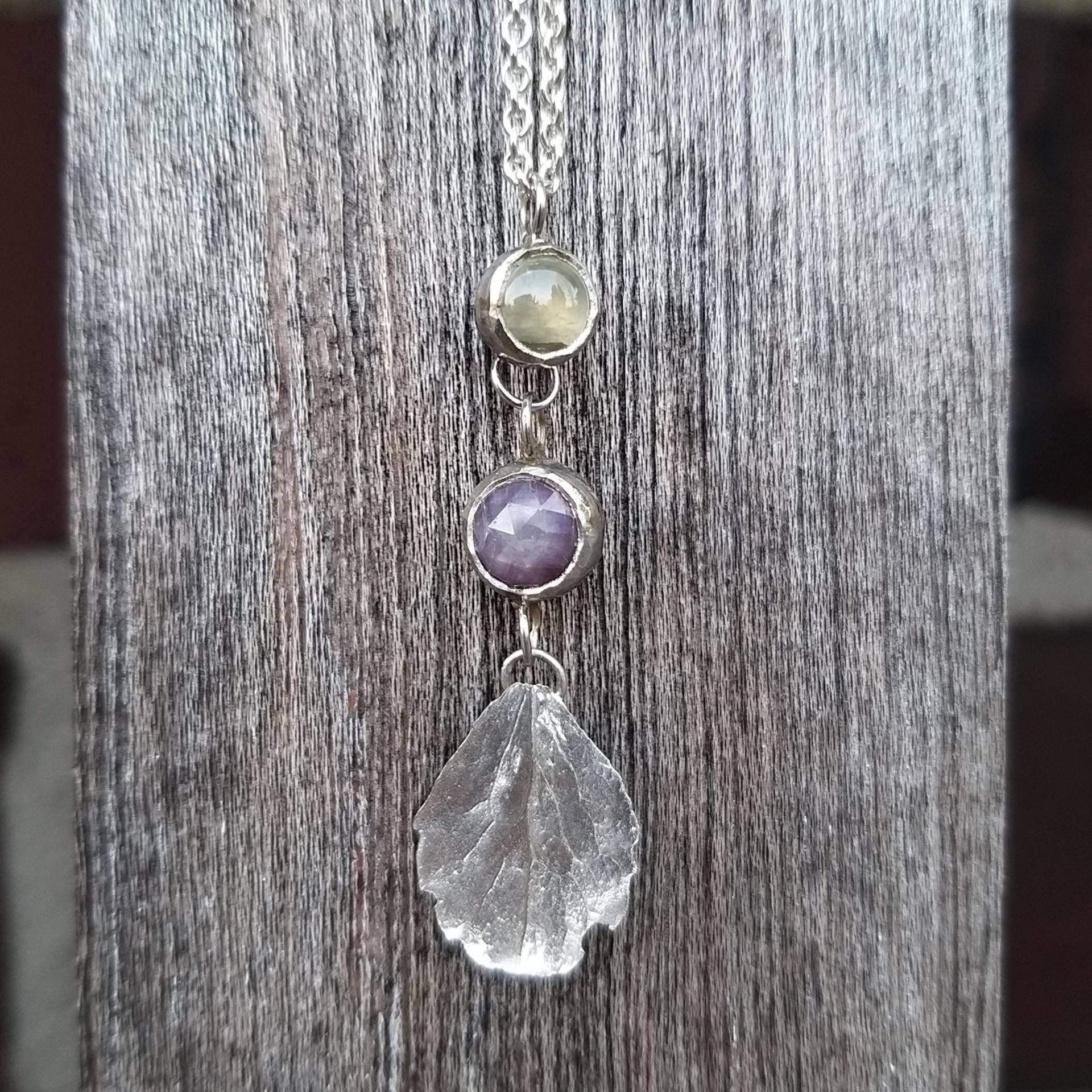 Unikat-Anhänger/Kette Saphir Und Prenith Mit Hortensienblütenblatt Feinsilber von HilkkaSejaSchmuck