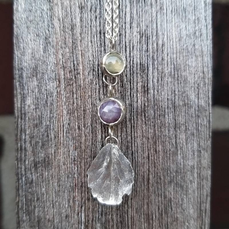 Unikat-Anhänger/Kette Saphir Und Prenith Mit Hortensienblütenblatt Feinsilber von HilkkaSejaSchmuck