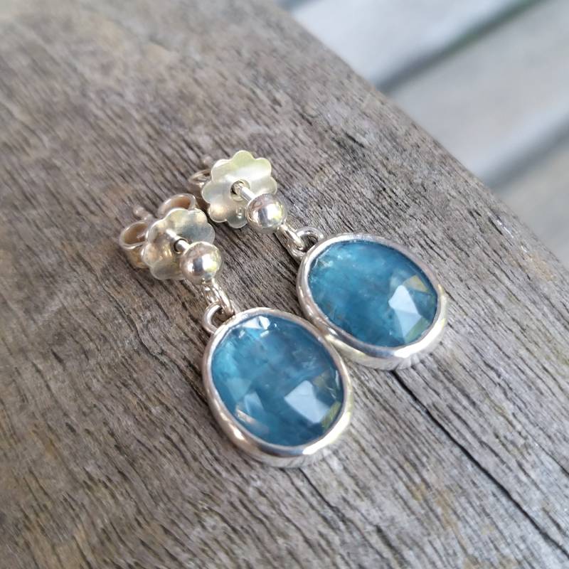 Unikat-Ohrhänger Mit Leuchtend Blauen Kyanit Im Rosecut-Schliff Gefasst in Silber von HilkkaSejaSchmuck