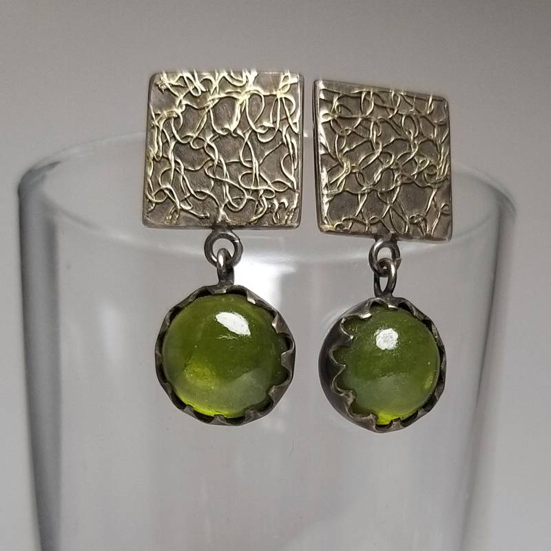 Unikat Ohrringe Mit Vesuvian Cabochon Und Feingold Silber von HilkkaSejaSchmuck