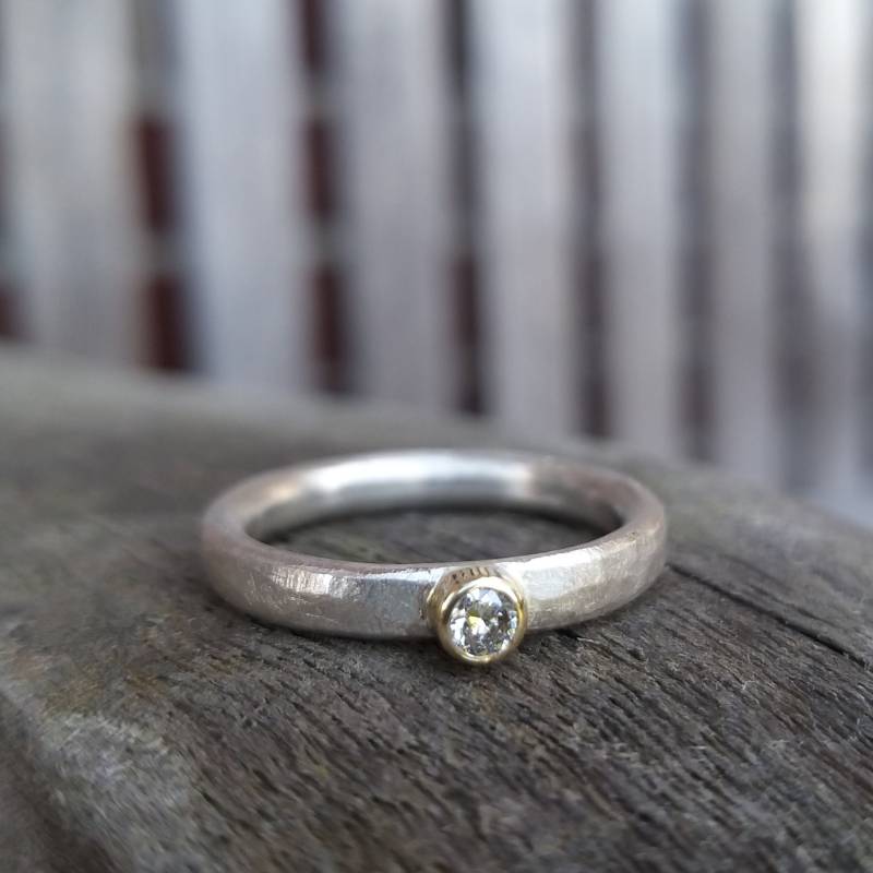 Verlobungsring Silber Mit Individueller Struktur Und Brillant Gefasst in 750 Gelbgold von HilkkaSejaSchmuck