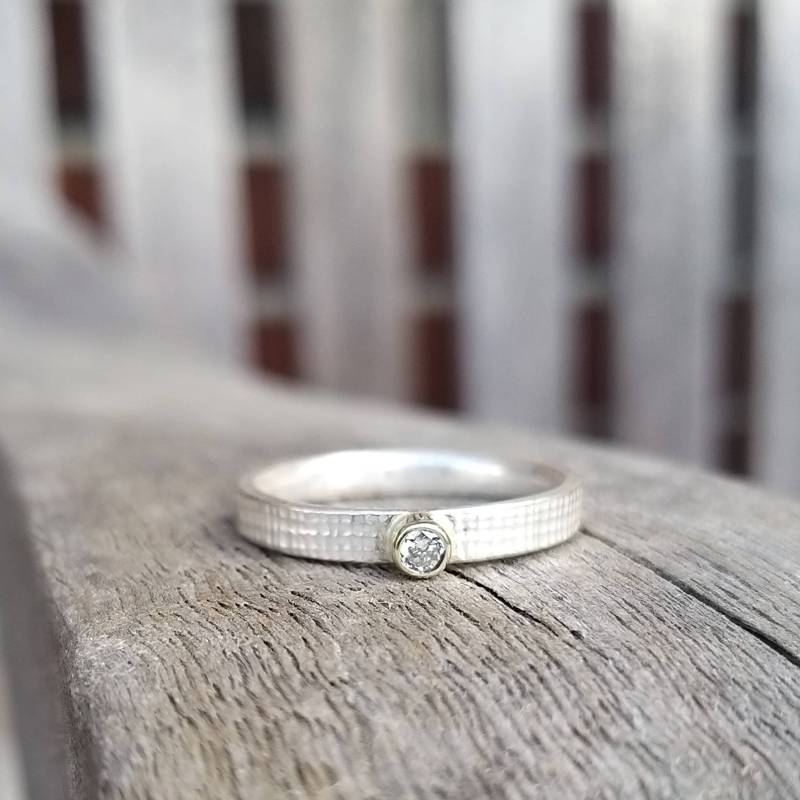 Verlobungsring Silber Mit Leichter Struktur Und Brillant Gefasst in 750Er Gelbgold von HilkkaSejaSchmuck