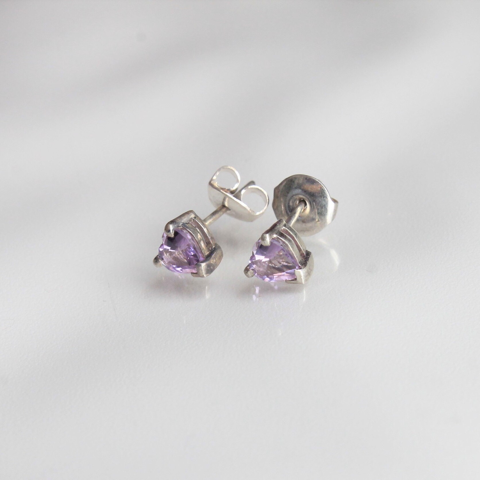 Amethyst Herz Schliff Silber Ohrstecker, Petite von HillChapelSilver