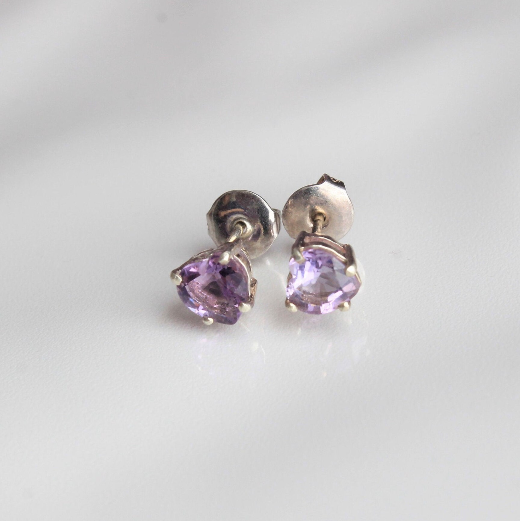 Amethyst Herz Schliff Silberohrstecker von HillChapelSilver