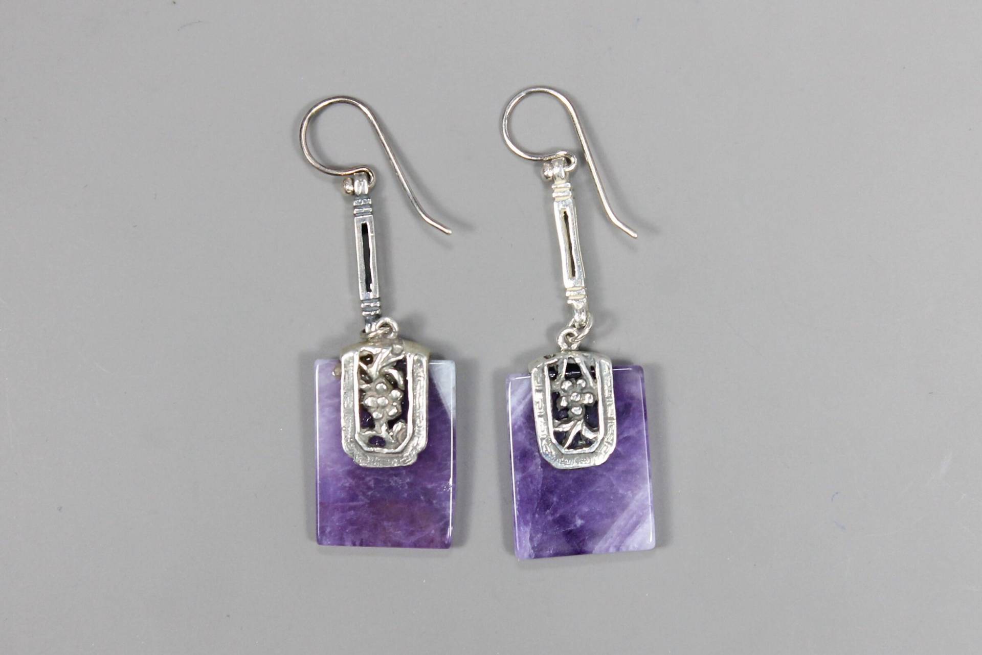 Amethyst Und Sterling Silber Rechteck Tropfen Ohrringe Mit Blumen Motiv, Alle Natursteine von HillChapelSilver