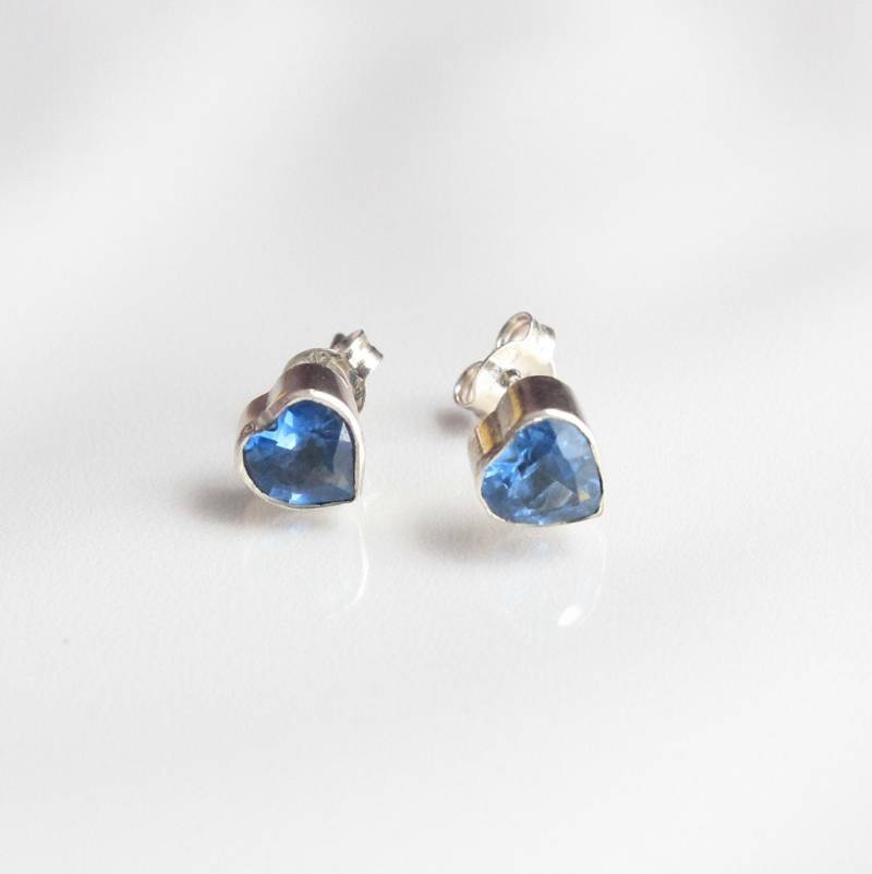 Cerulean Blue Spinell Heart Cut Silber Ohrringe, Hellblau von HillChapelSilver