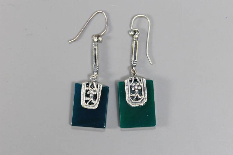 Grüne Onyx Und Sterling Silber Rechteck Tropfen Ohrringe Mit Blumen Motiv, Alle Natursteine von HillChapelSilver