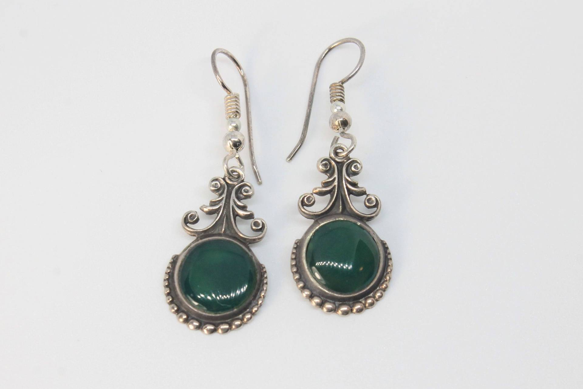 Grüner Onyx Scroll Tropfen Silber Ohrringe Grüner Onyx Scroll Tropfen Silber Ohrringe von HillChapelSilver