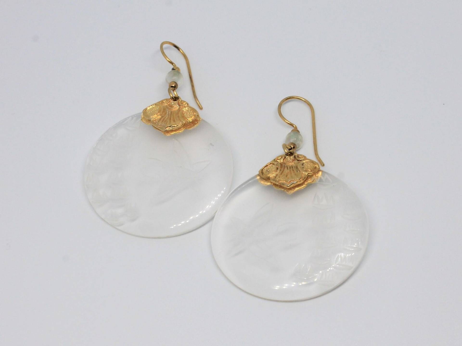 Kristall Und Gold Ton Gehämmerte Ohrringe Mit Perlenhaken von HillChapelSilver
