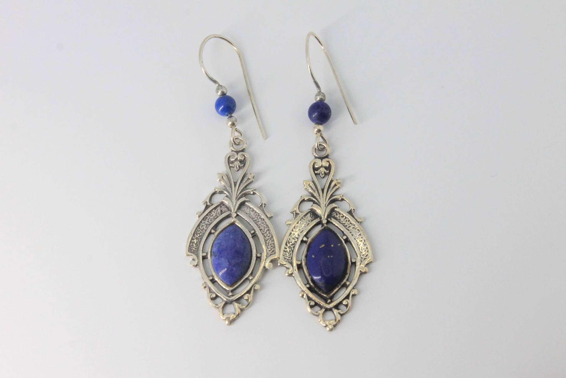 Lapislazuli Art Deco Scroll Silberohrringe Mit Perlenhaken von HillChapelSilver