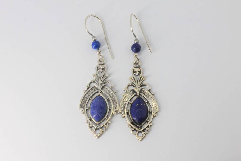 Lapis Lazuli Art Deco Schriftrolle Silber Ohrringe Mit Perlen Haken von HillChapelSilver