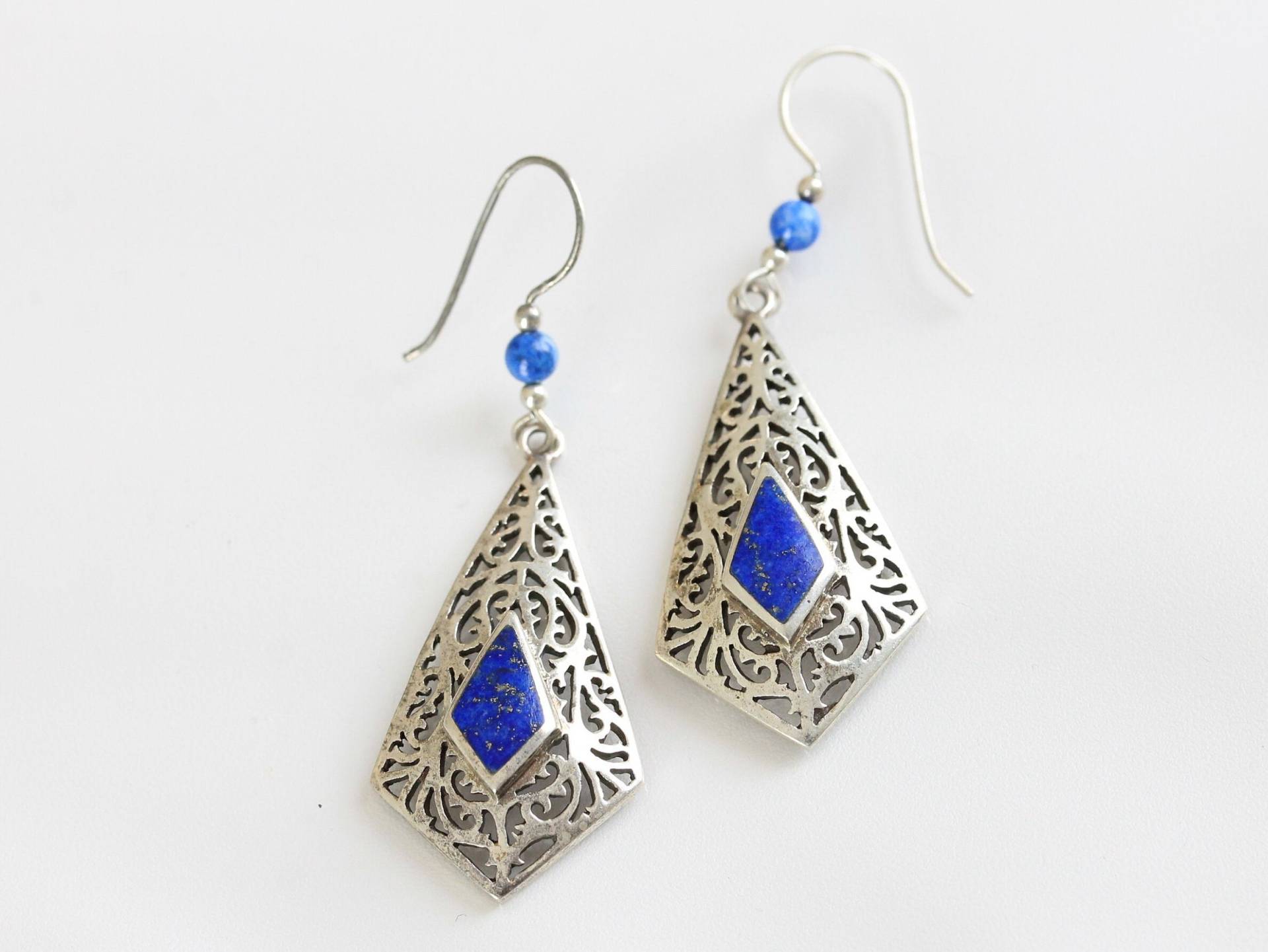 Lapislazuli Filigrane Drachen Tropfen Silberohrringe Mit Perlenhaken Lapislazuli Filigrane Drachen Tropfen Silberohrringe Mit Perlenhaken von HillChapelSilver