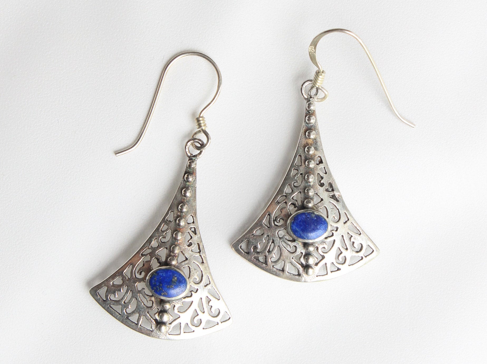 Lapislazuli Mezzaluna Filigrane Spitze Tropfen Silberohrringe Lapislazuli Mezzaluna Filigrane Spitze Tropfen Silberohrringe von HillChapelSilver