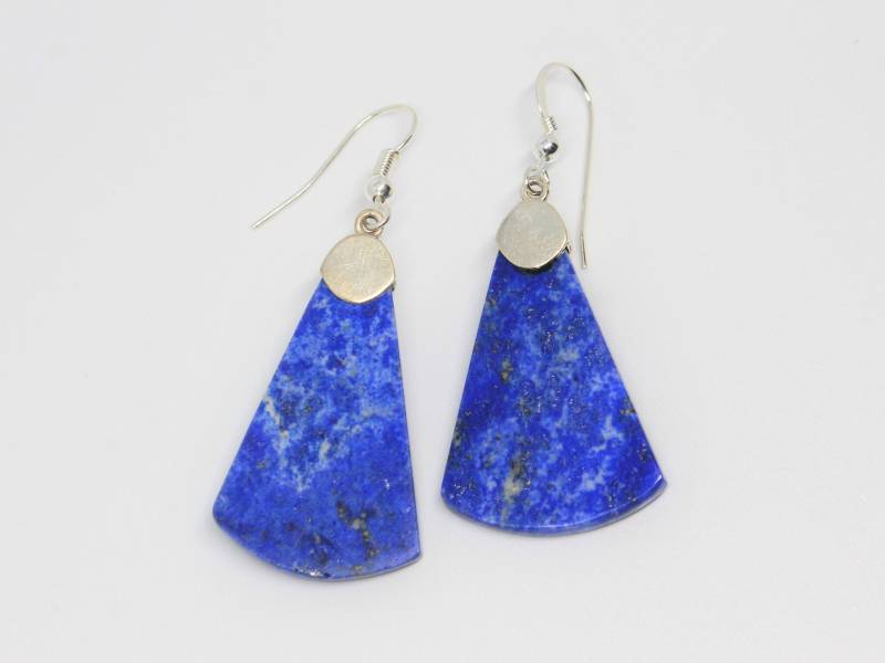 Lapislazuli Und Silberblatt Längliche Tropfenohrringe von HillChapelSilver