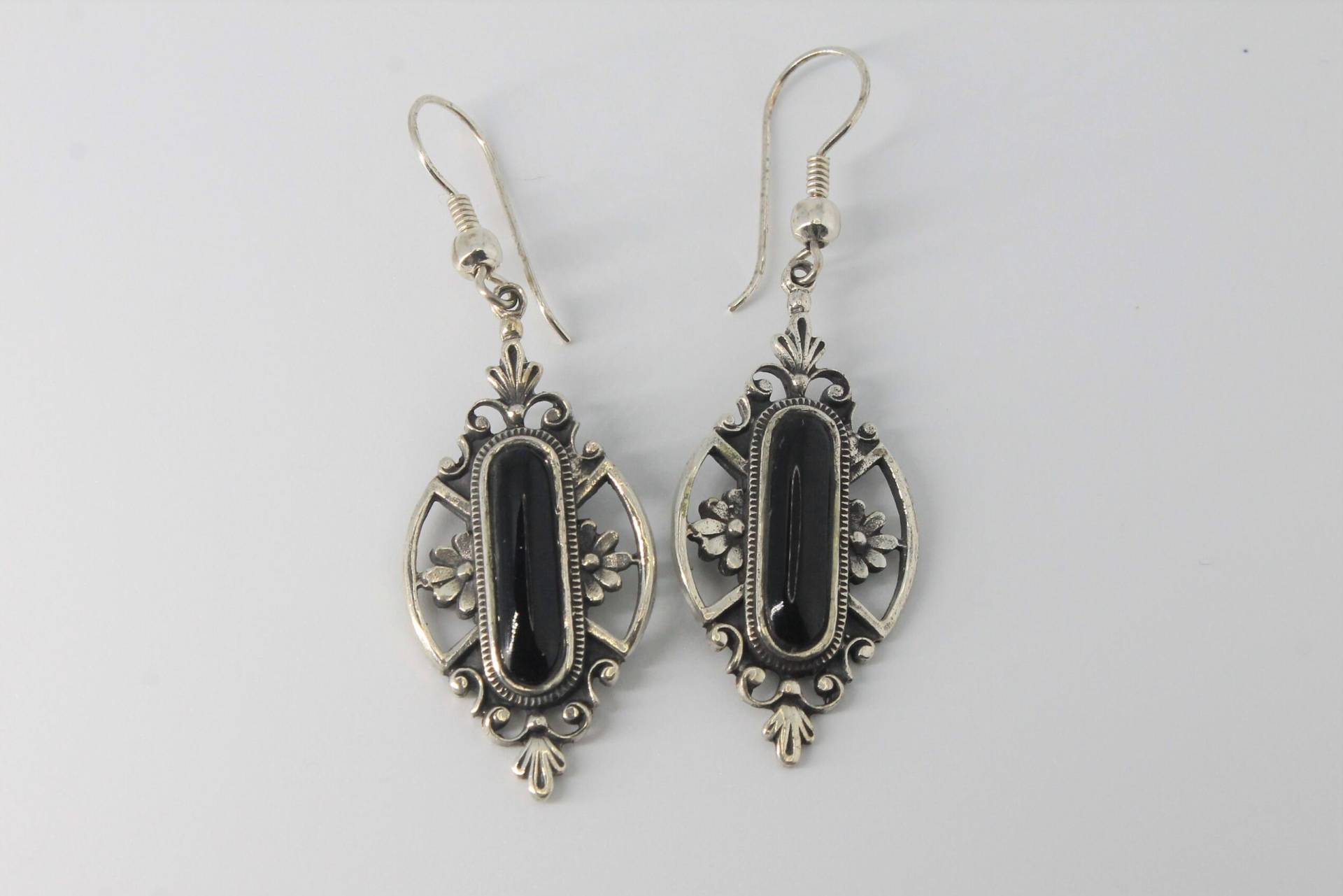 Onyx Boho Floral Scroll Silber Tropfen Ohrringe von HillChapelSilver