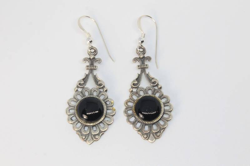 Onyx Gänseblümchen Scroll Silber Tropfen Ohrringe von HillChapelSilver