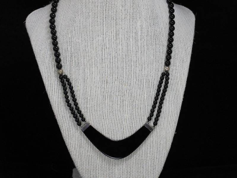 Onyx Mit Silberfarbener Perlenkette Einem Schmalen Boomerang Anhänger von HillChapelSilver