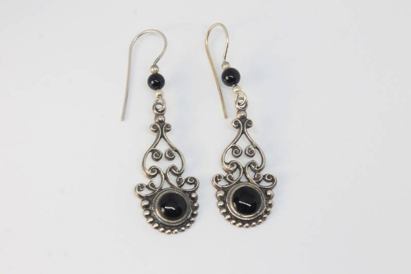 Onyx Scroll Drop Silber Ohrringe Mit Perlenhaken von HillChapelSilver