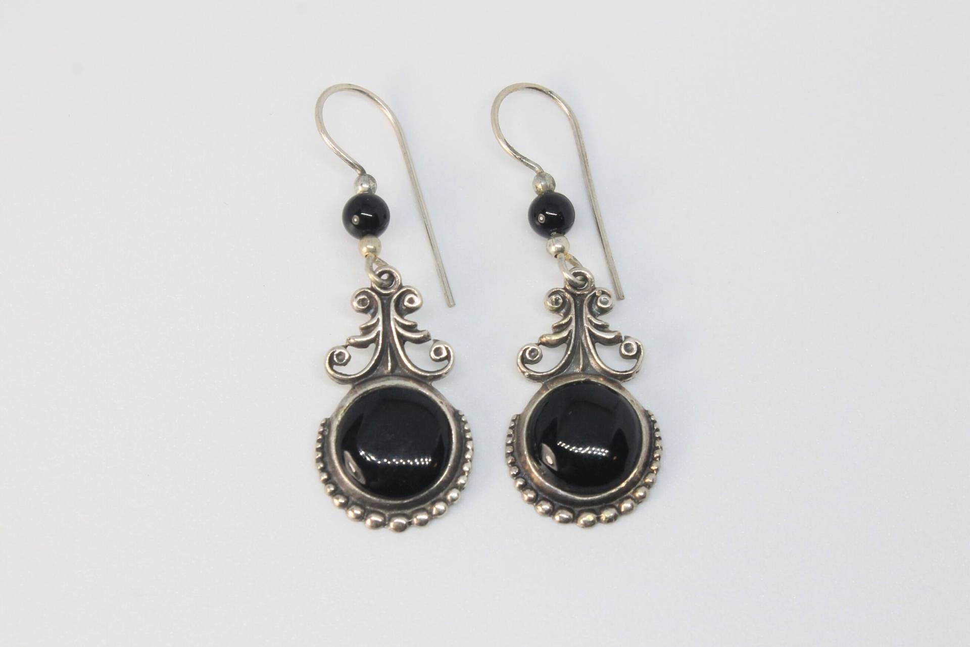 Onyx Scroll Drop Silber Ohrringe Mit Perlenhaken Onyx Scroll Drop Silber Ohrringe Mit Perlenhaken von HillChapelSilver