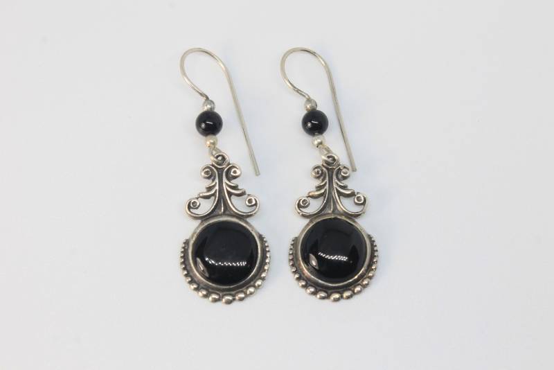 Onyx Scroll Drop Silber Ohrringe Mit Perlenhaken von HillChapelSilver