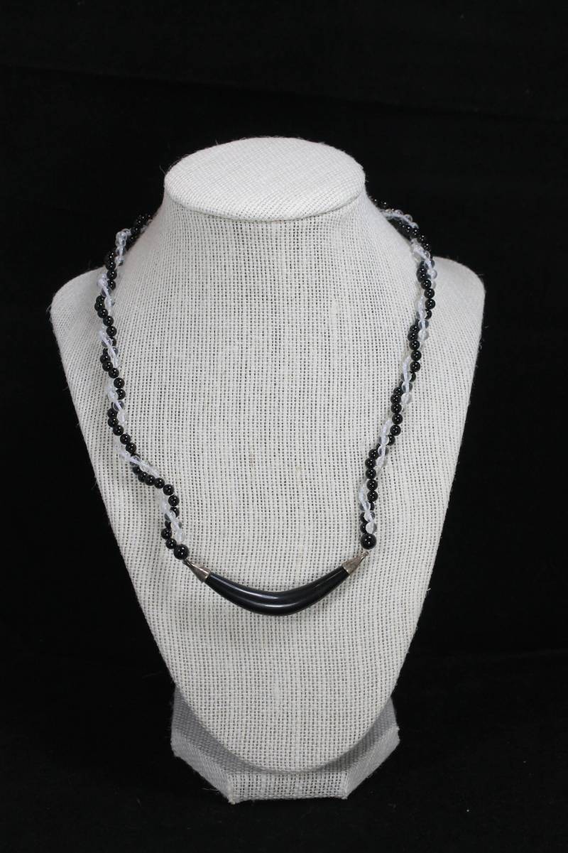 Onyx Und Kristall Gedrehte Perlenkette Mit Bumerang Anhänger von HillChapelSilver