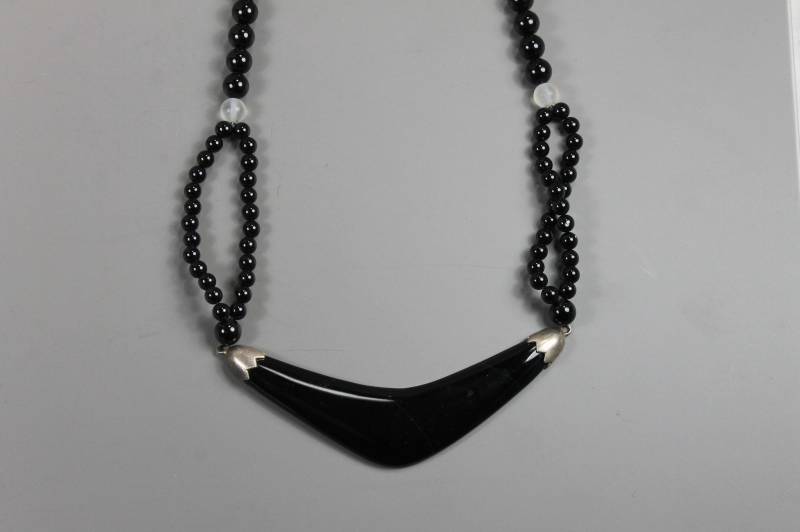 Onyx Und Kristall Perlenkette Mit Einem Bumerang Anhänger von HillChapelSilver