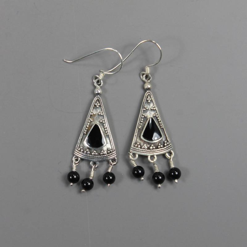 Onyx Und Silber Quaste Dreieck-Tropfen Ohrringe, Zierlich Mit Drei Quasten von HillChapelSilver
